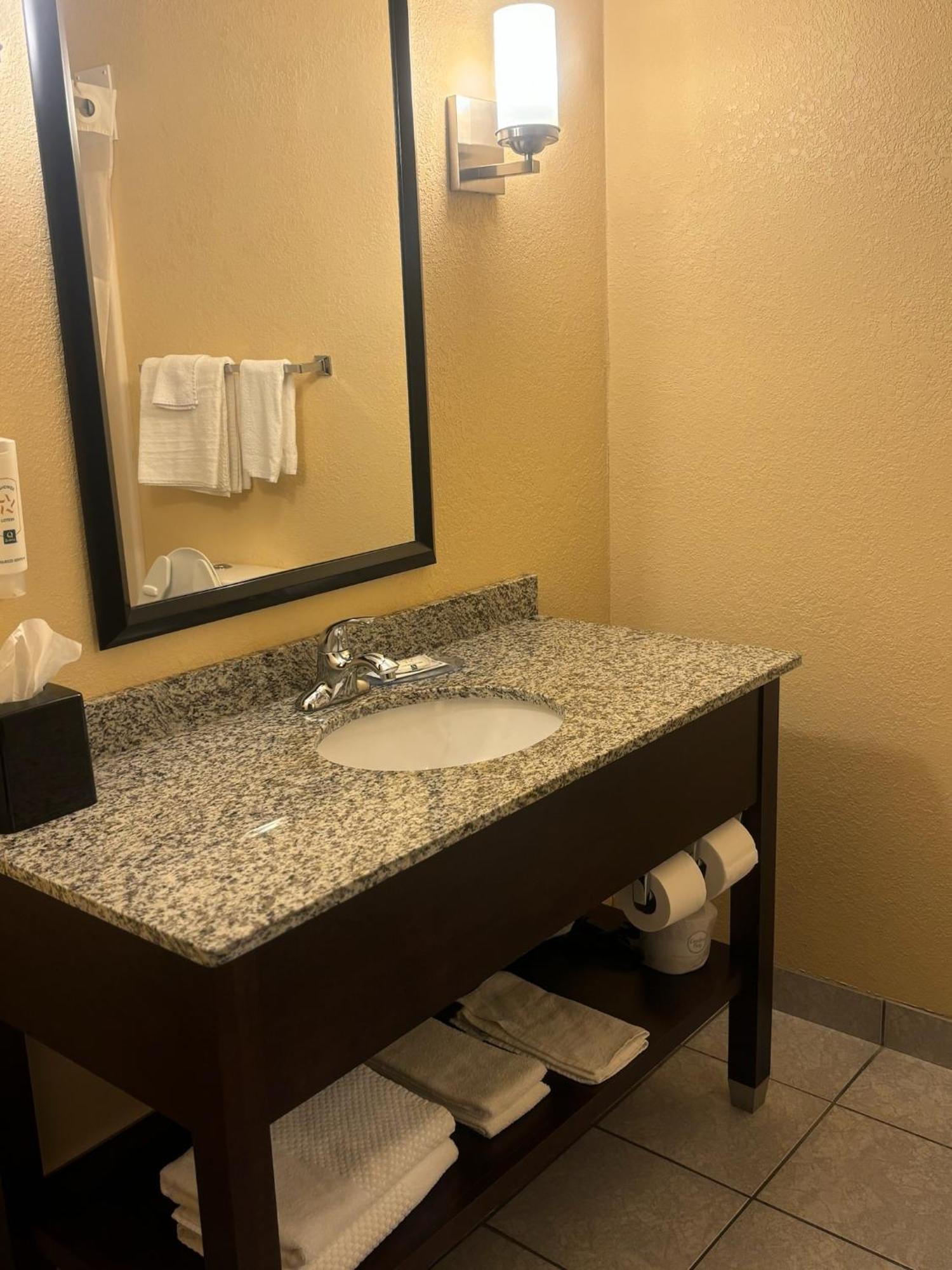 Quality Inn & Suites Bellville - Mansfield Εξωτερικό φωτογραφία